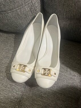 Tory Burch Wedge Ballet Flats Ivory Leather
Logo Toe Size 11 EUC